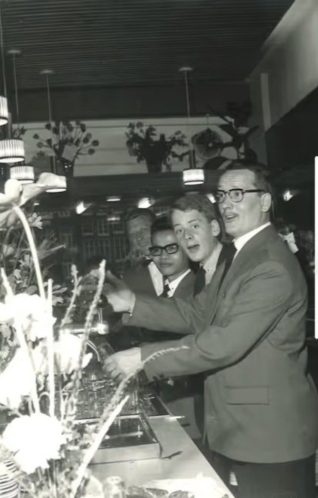 Gezelligheid aan de bar, 1976
